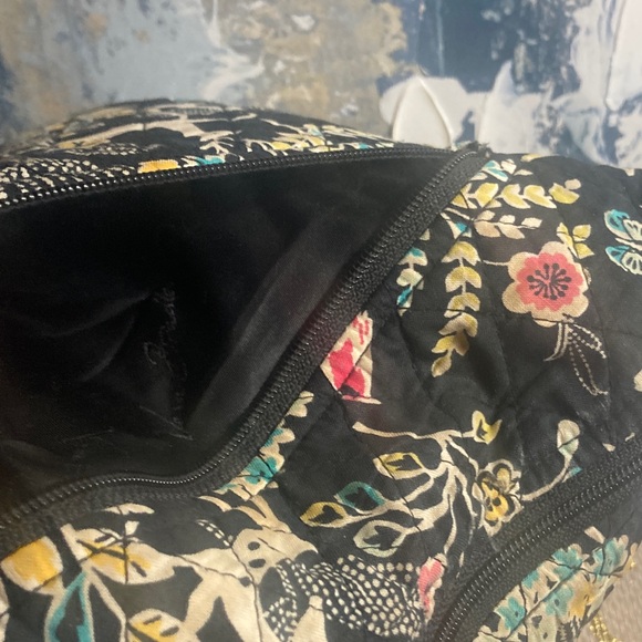 Genuine Vera Bradley Black “ Winter Palace” Crossbody - Picture 5 of 17